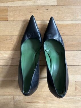 Gucci Black pointy heels size 6B deserve a chic home!